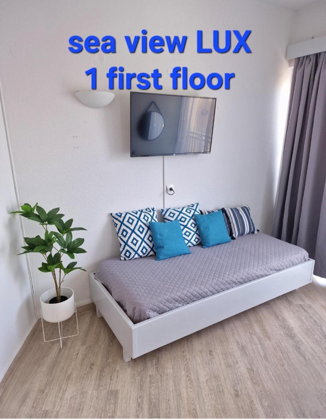 Blue Eyes Apartments Ixia  Bilik gambar
